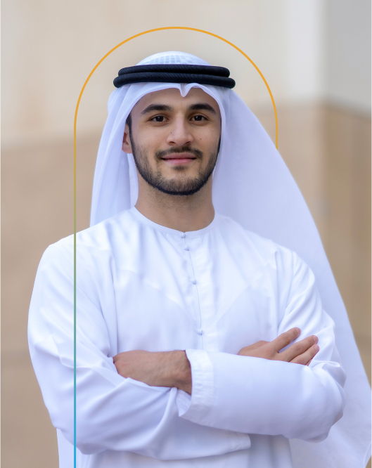 مستشار خدمة مستهلك يقف أمام مبنى إداري حديث